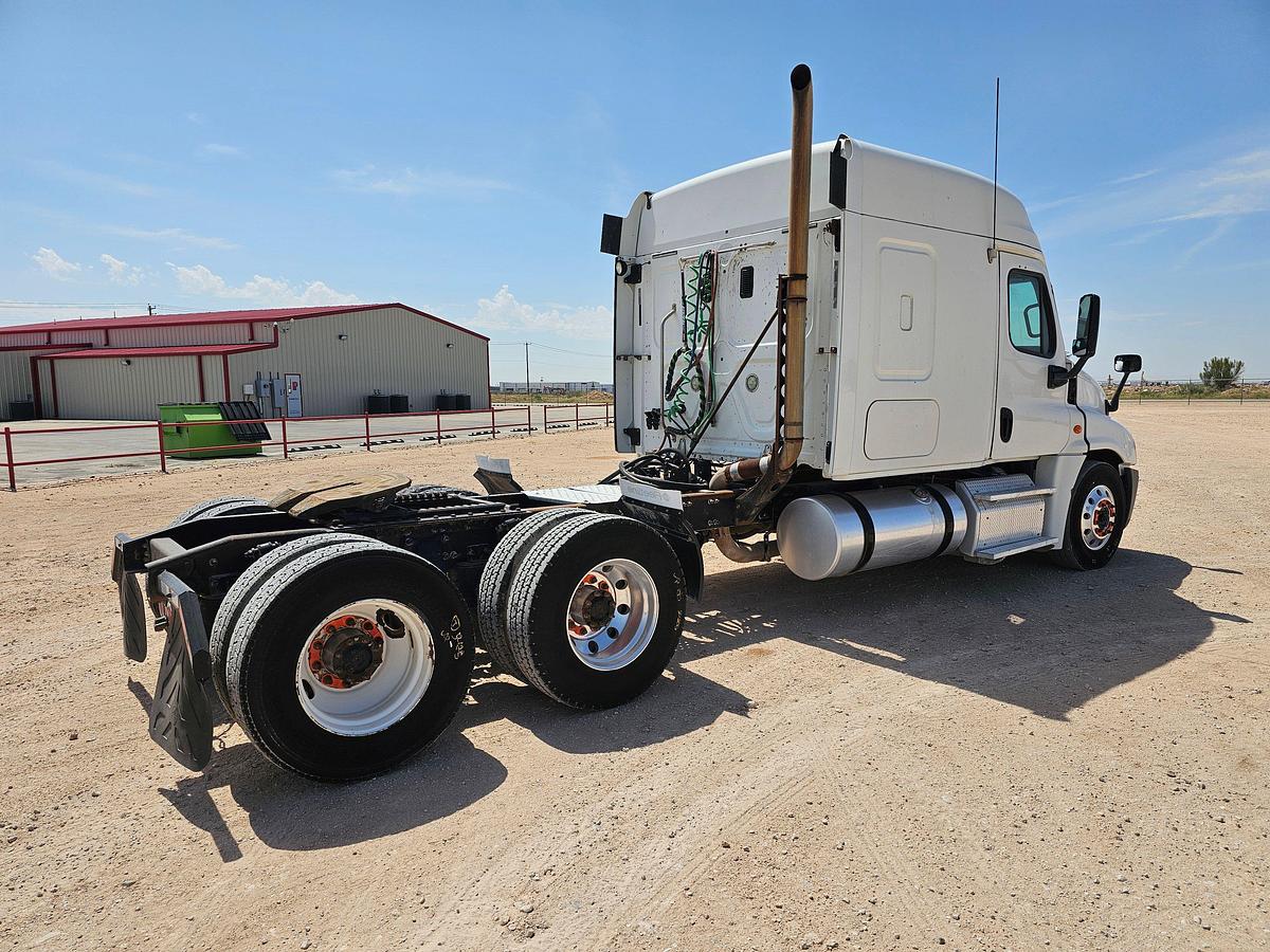 Used FREIGHTLINER CASCAIDA SLEEPER TRUCK