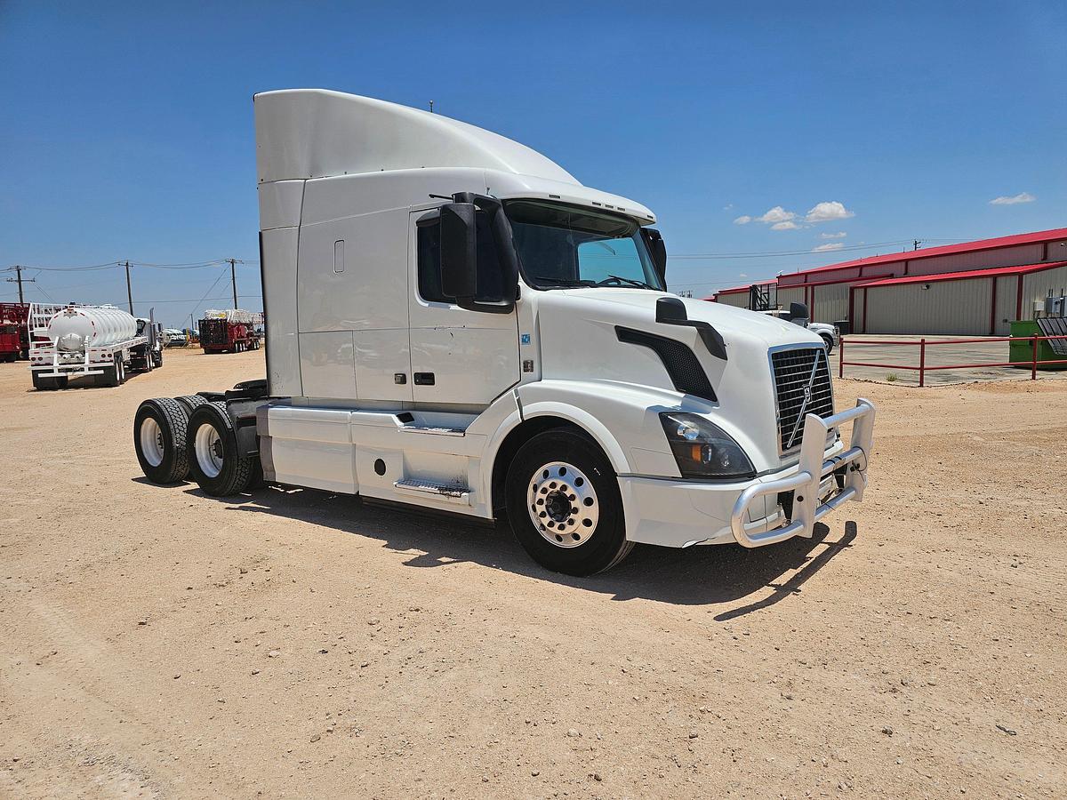 Used 2017 Volvo T/A Sleeper Haul Truck