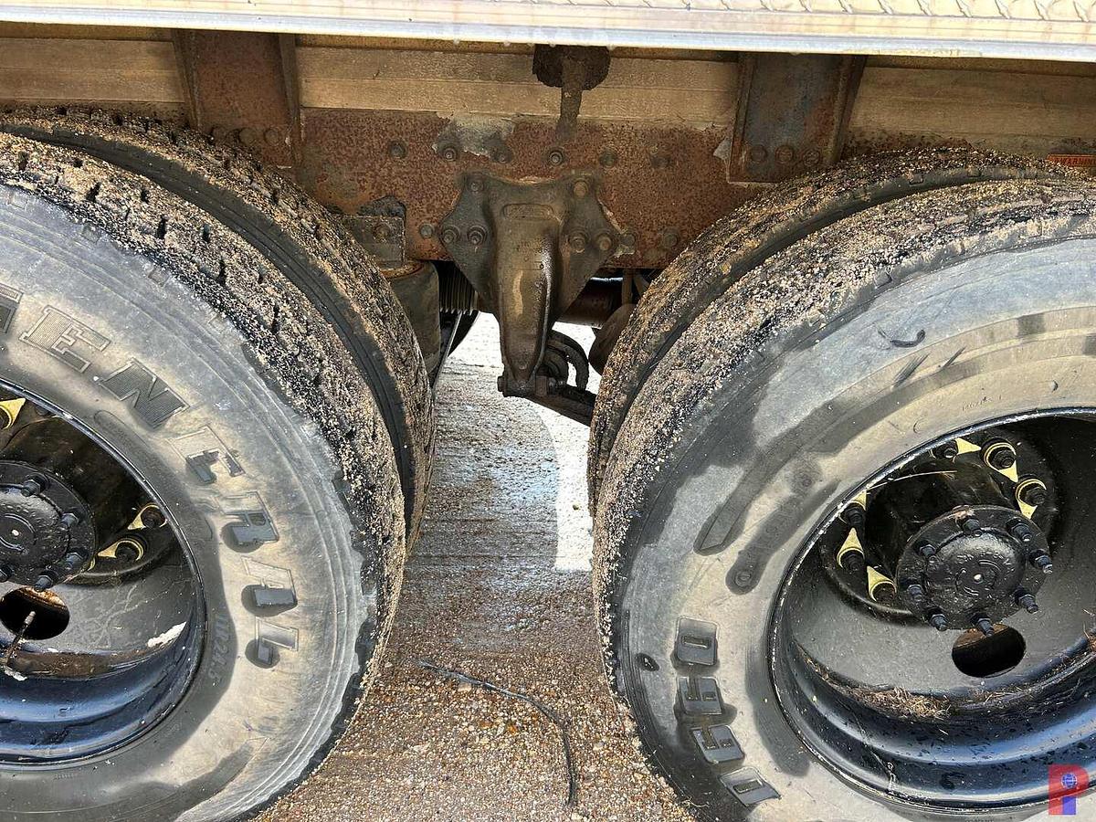 Used 2002 FREIGHTLINER ARGOSY T/A CABOVER WIRELINE TRUCK