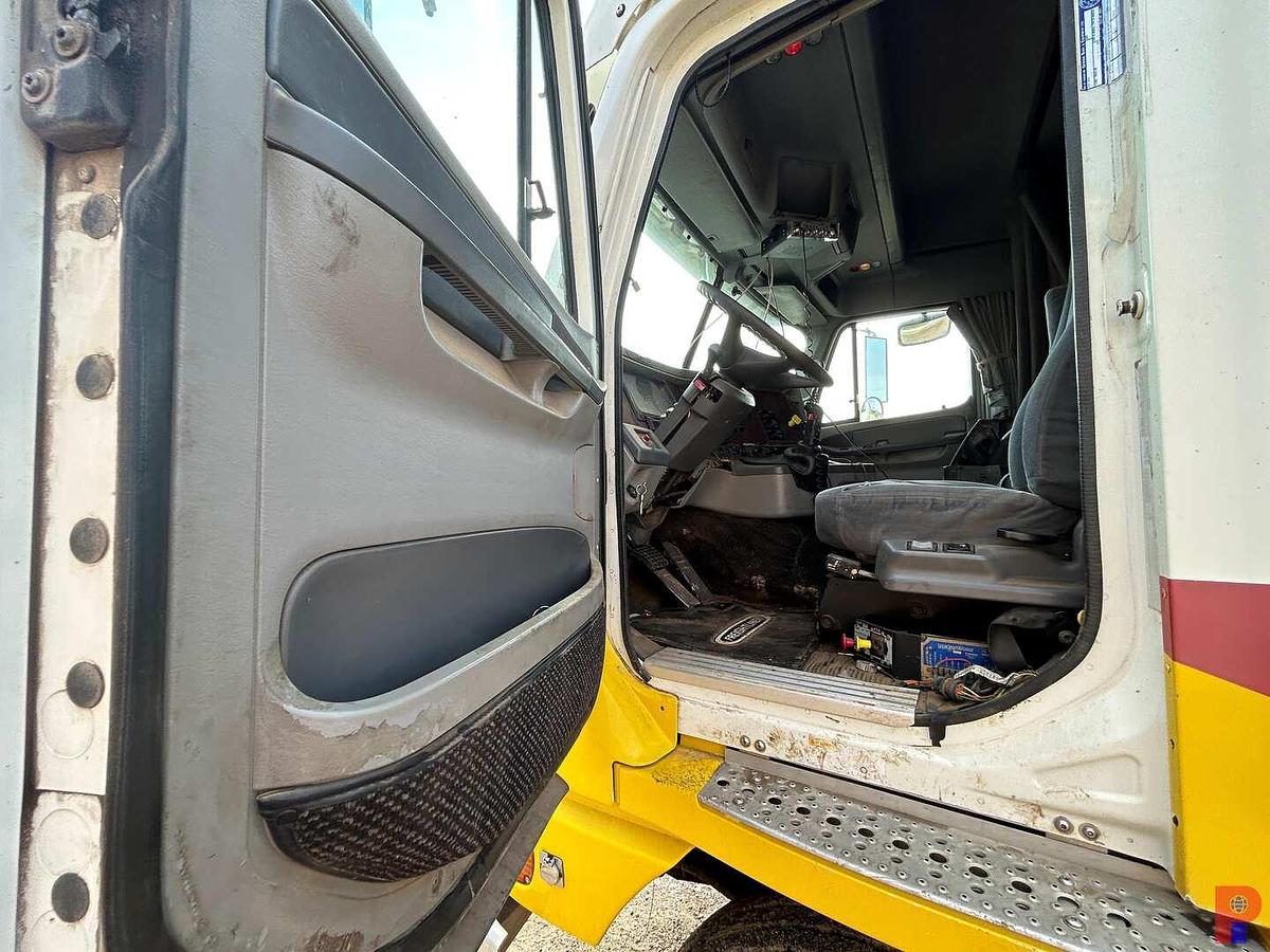 Used 2002 FREIGHTLINER ARGOSY T/A CABOVER WIRELINE TRUCK