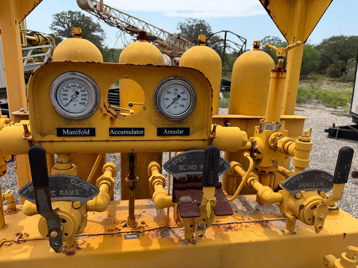 Used 2009 ADVANCED PRESSURE 3-STATION 4-BOTTLE ACCUMULATOR CLOSING UNIT, SKIDDED