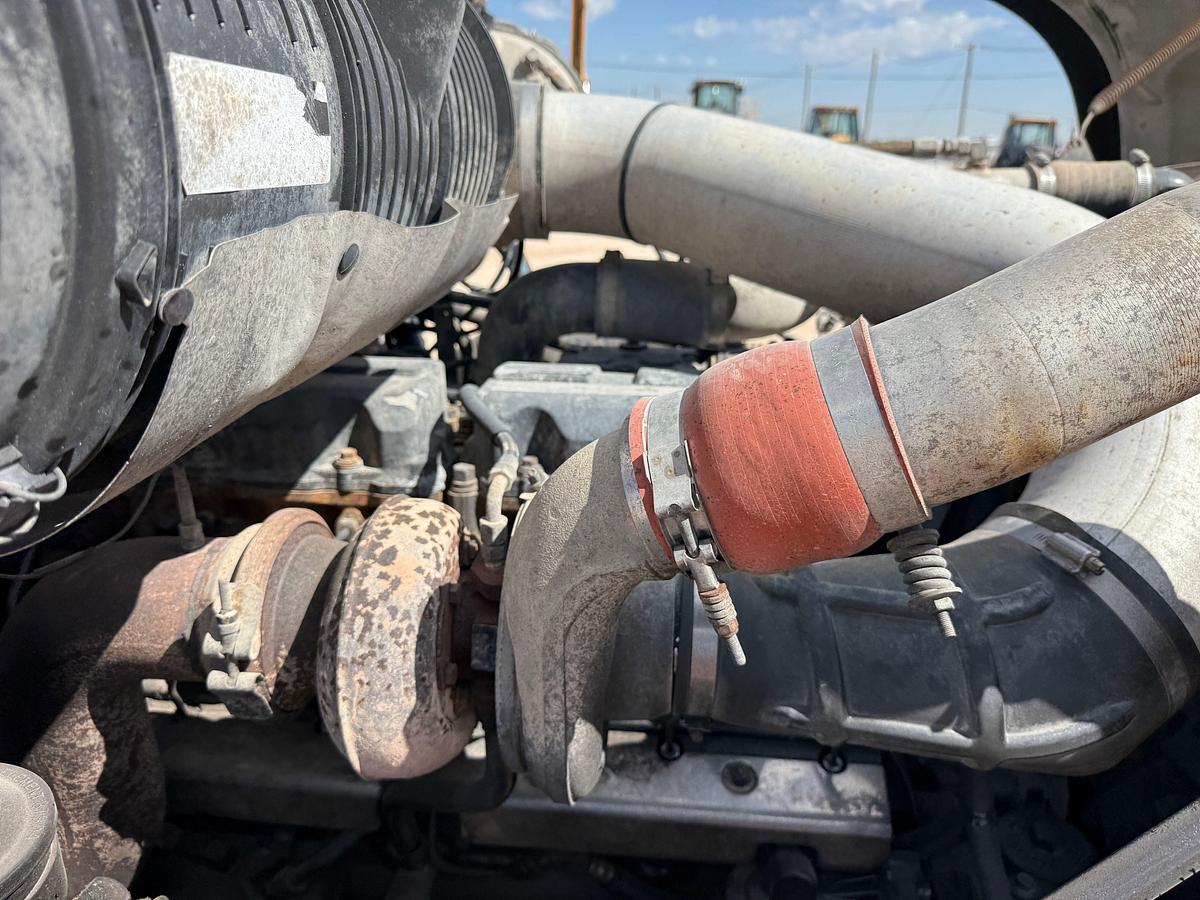 Used 2006 MACK CV713 T/A DAYCAB KILL TRUCK & 130BBL KILL TRAILER