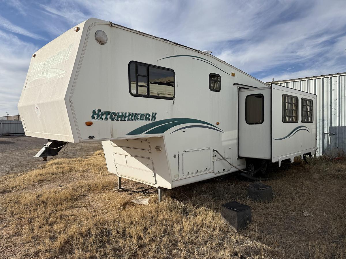 Used NUWA INDUSTRIES HITCHHICKER II 31’ T/A FIFTH WHEEL CAMPER TRAILER