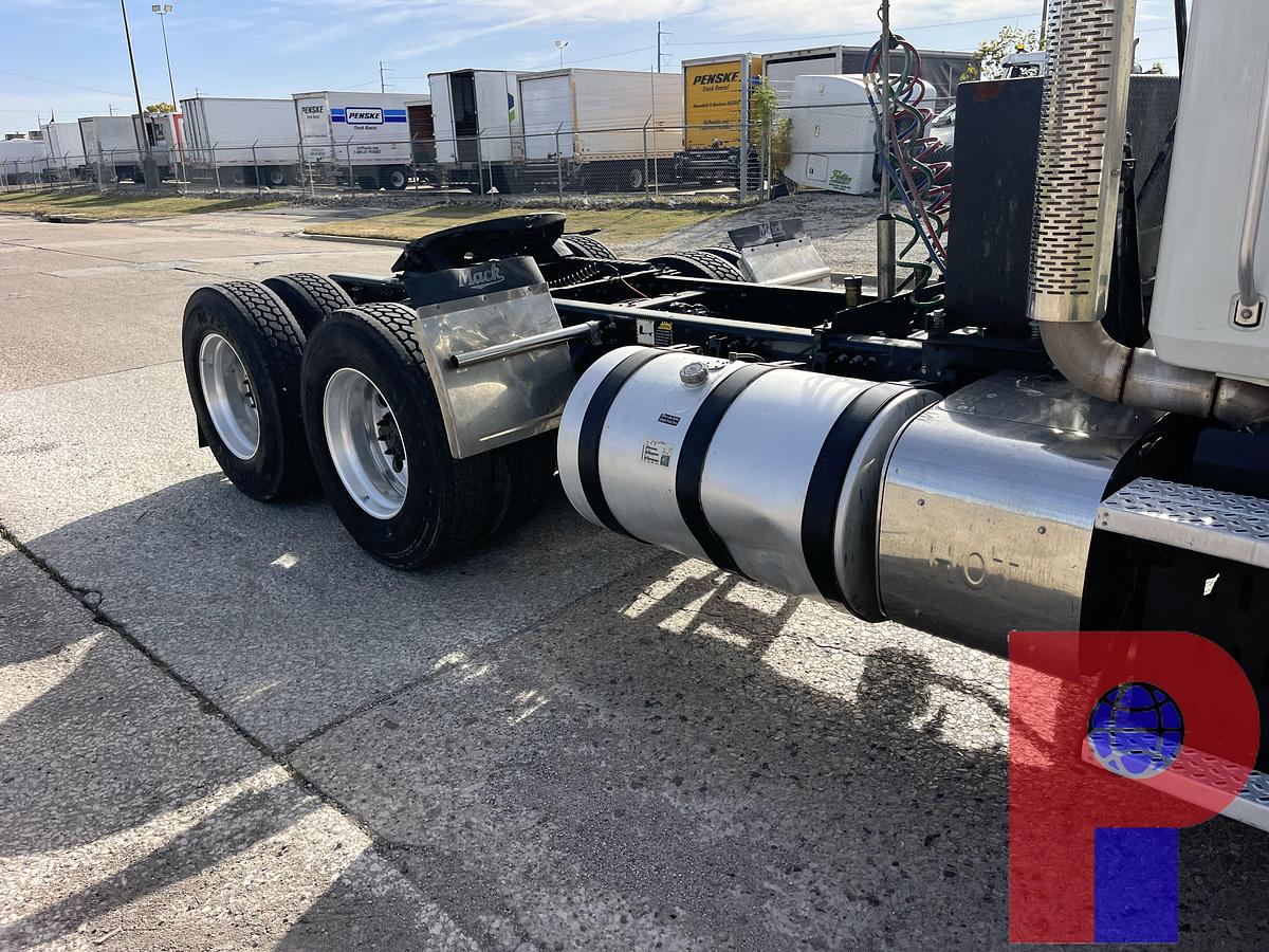 Used 2015 MACK PINNACLE CHU613 T/A DAY CAB TRUCK