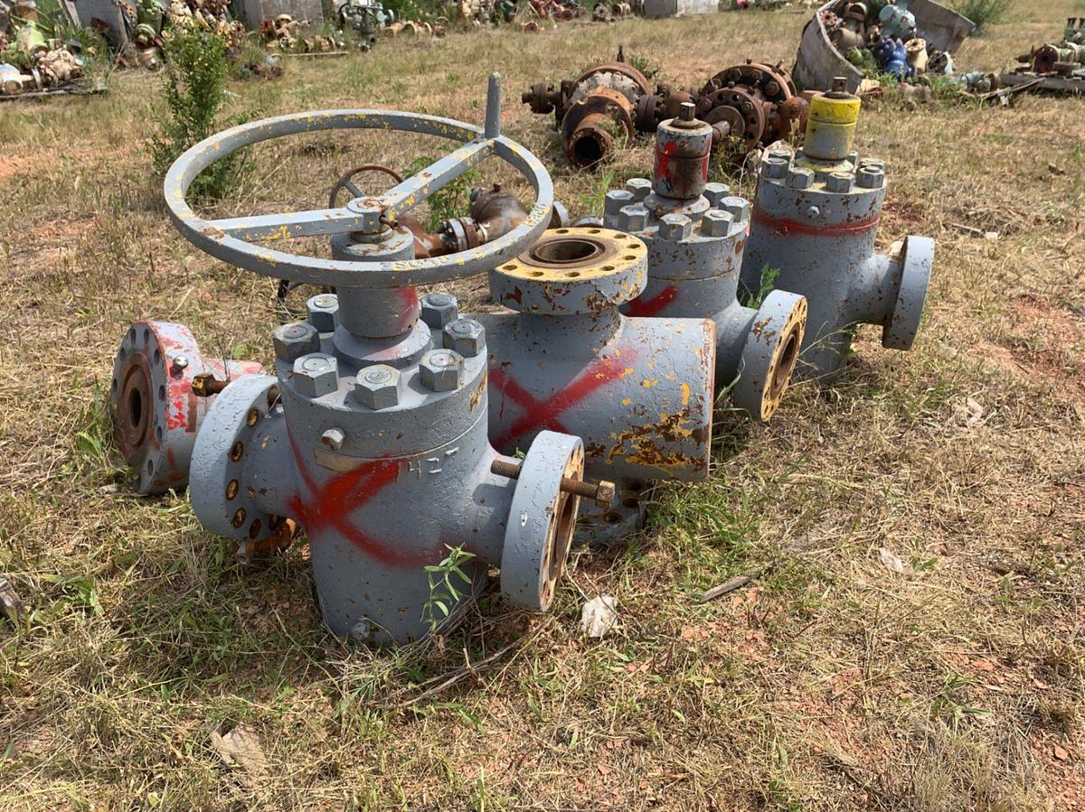 Used Row of 7-1/16 DSA’s, 4-1/16 10k Gate Valves, Well Heads, 2in Fluid Crosses