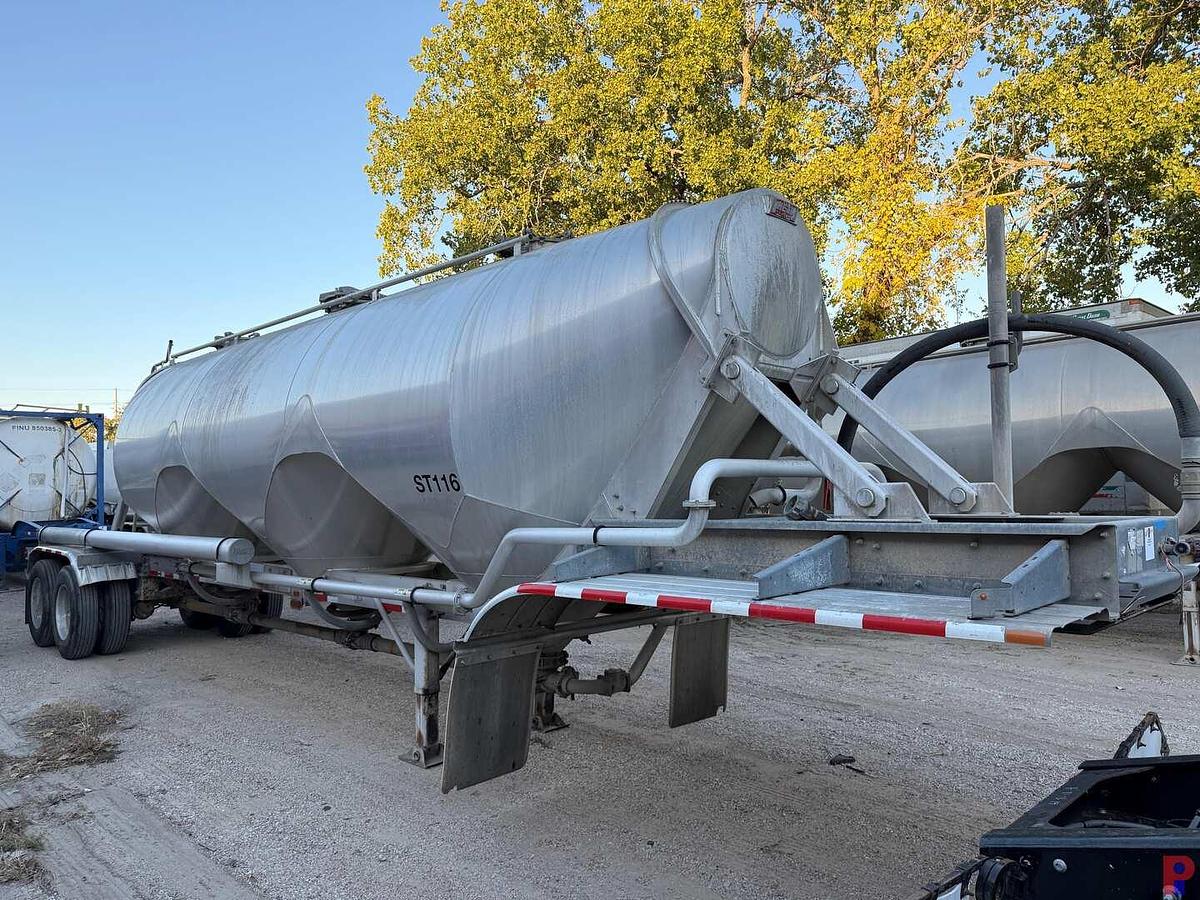 Used 2017 HEIL 1040 CF T/A PNEUMATIC BULK TRAILER