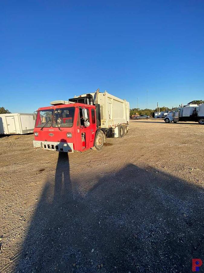 Used 2010 CRANE CARRIER LOW ENTRY T/A 25 YD HEIL REFUSE TRUCK