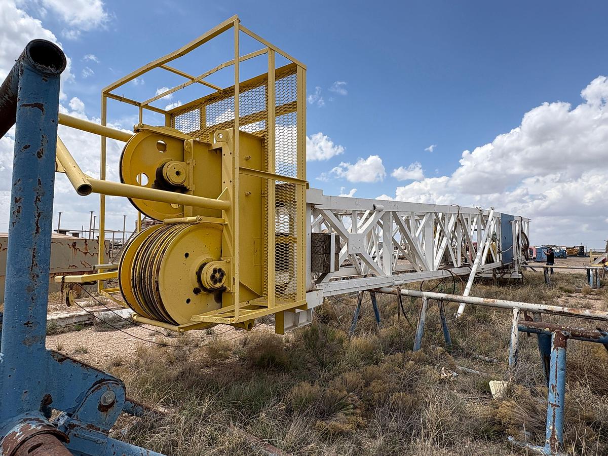 Used LEE C MOORE 142’ X 750,000 hookload Derrick w/ 1-1/4” sheaves