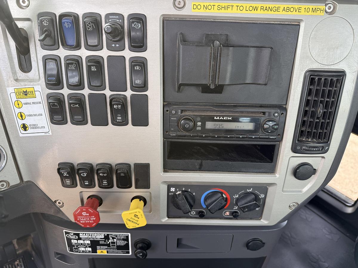 Used 2014 MACK PINNACLE CHU613 T/A 80K HYD. SLICK BACK WINCH TRUCK