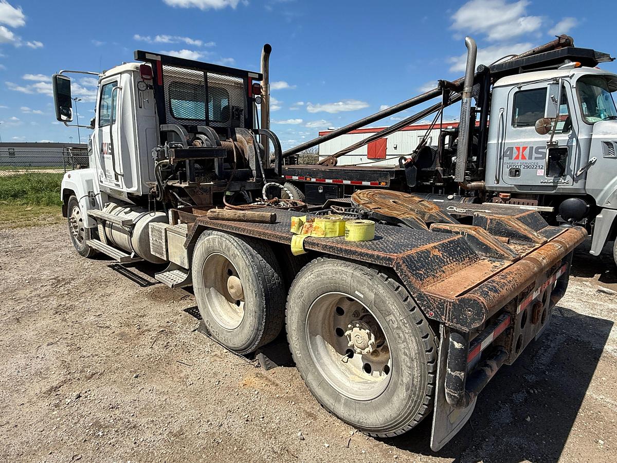 Used 2018 WESTERN STAR 4700 SF T/A 65K HYD SLICK BACK WINCH TRUCK