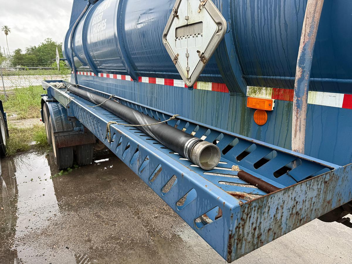 Used 2012 WILCO 4,100 GALLON W/ HYD AGITATORS T/A ACID TRANSPORT TRAILER