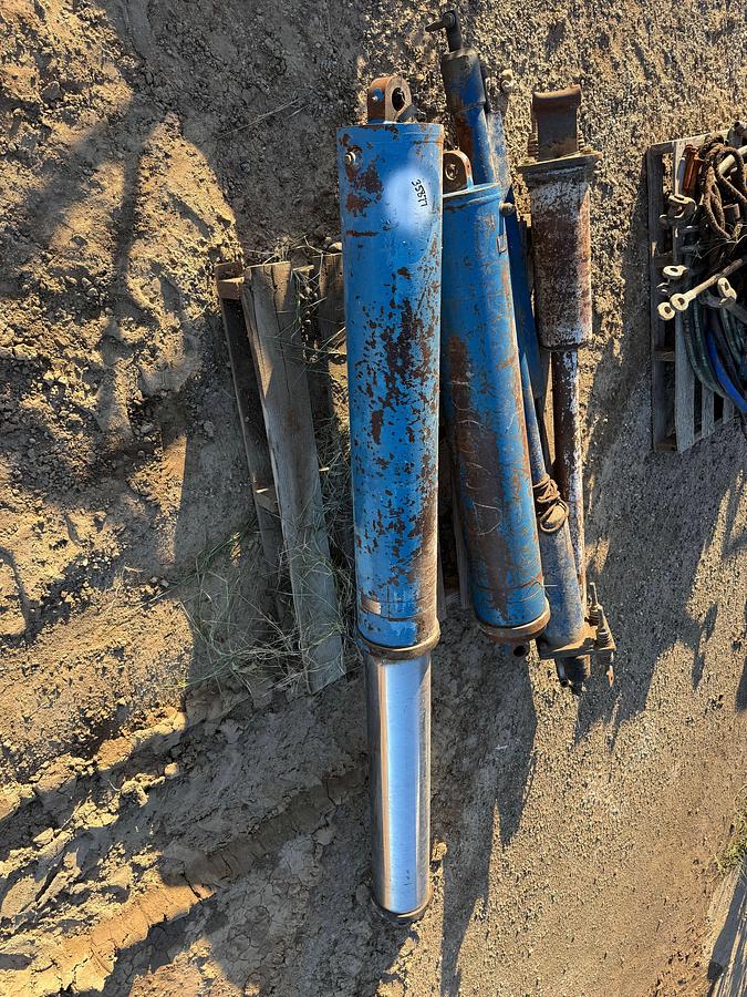 Used PALLET W/ (2) PARKER 3773033043 RAISING RAM HYD CYLINDERS & (2) TONG LIFT CYLINDERS