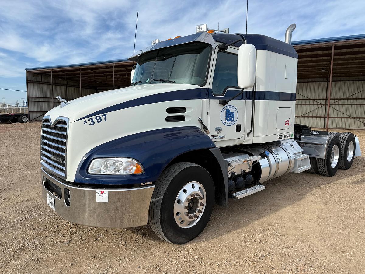 Used 2015 MACK PINNACLE CXU613 T/A 48” SLEEPER TRUCK