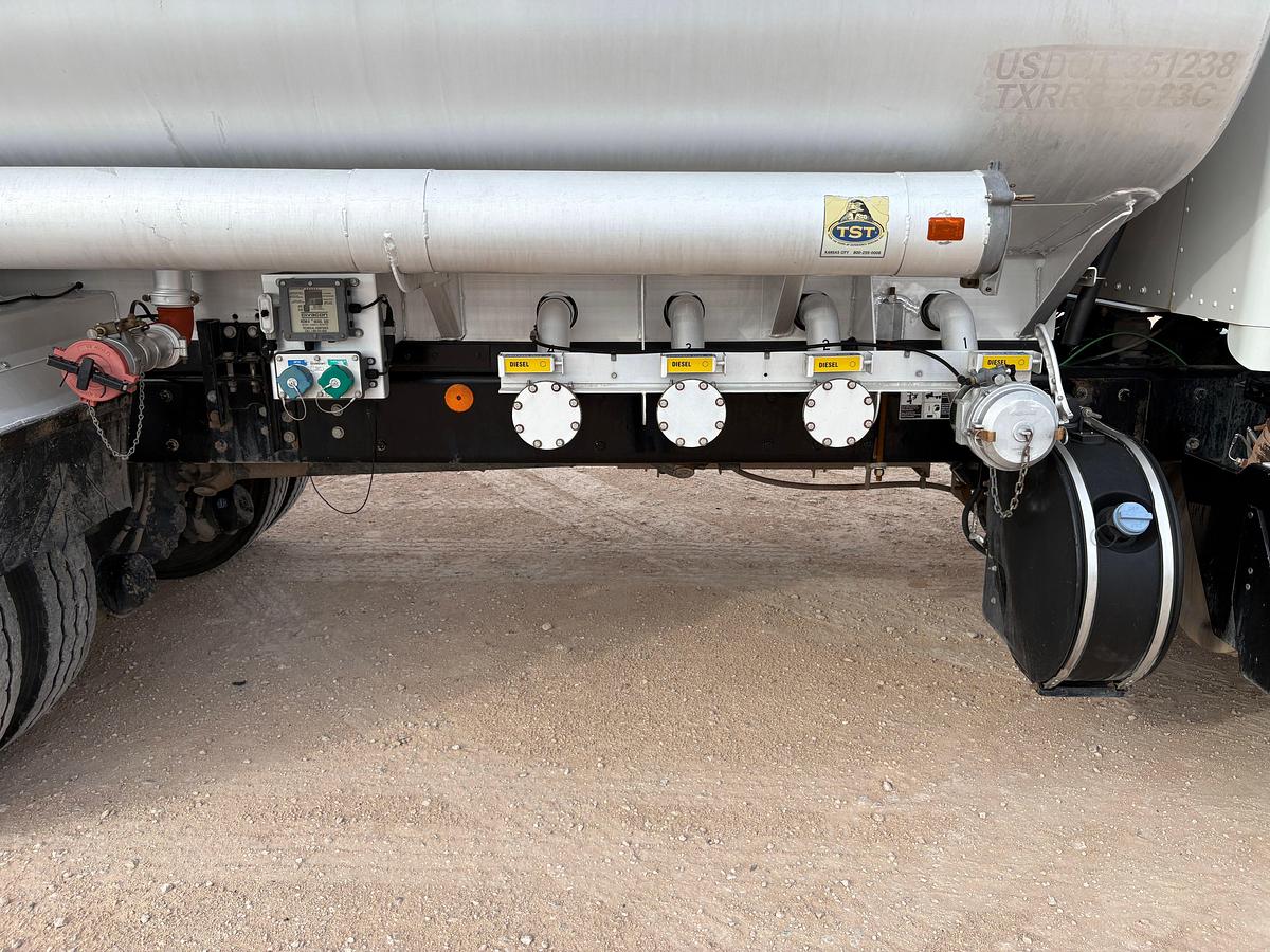 Used 2018 KENWORTH T800 T/A BOBTAIL FUEL TRUCK, 4500 Gal. 4 Comp.