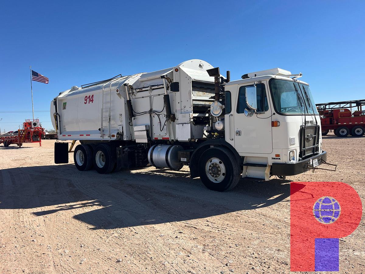 Used 2018 AUTOCAR XPEDITOR T/A 29YD CAB OVER TRASH TRUCK