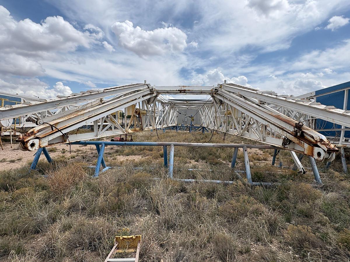 Used LEE C MOORE 142’ X 750,000 hookload Derrick w/ 1-1/4” sheaves