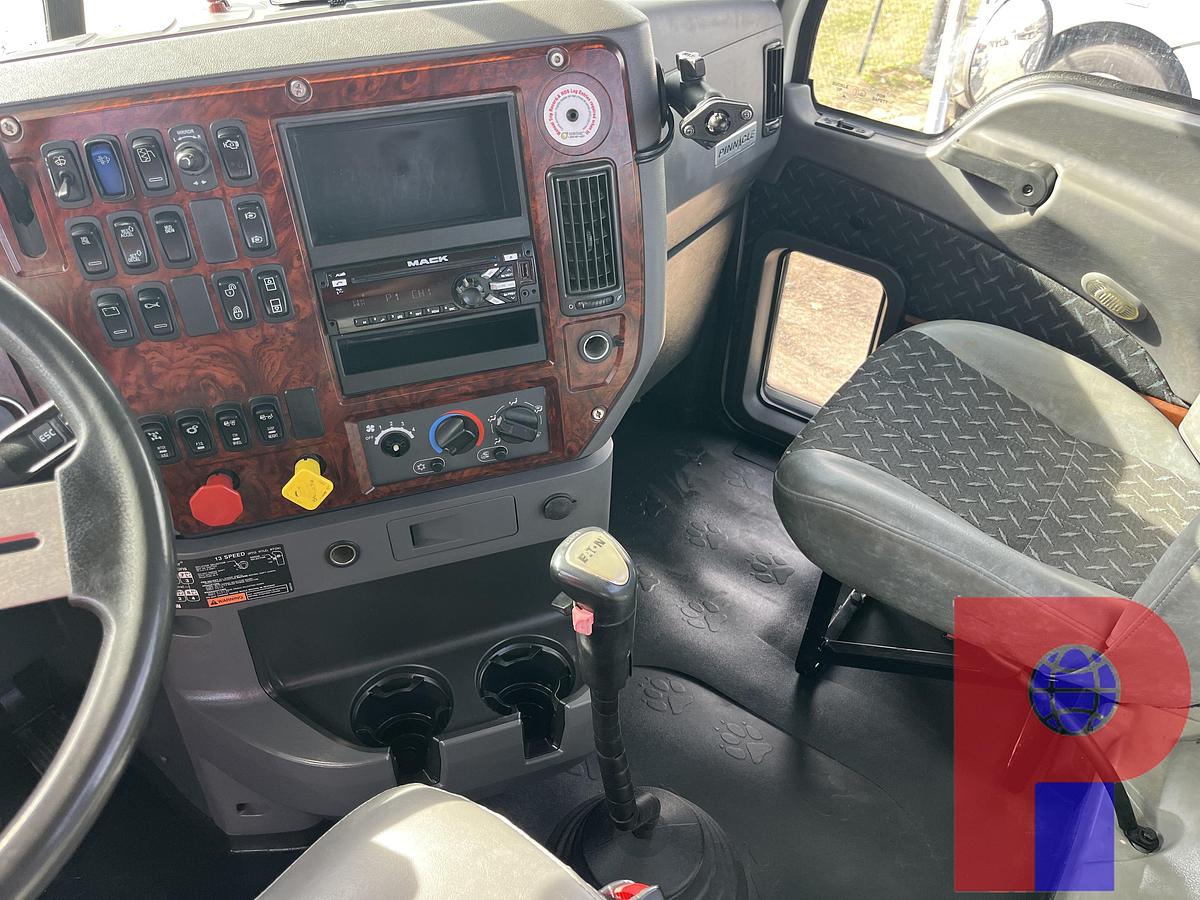 Used 2015 MACK PINNACLE CHU613 T/A DAY CAB TRUCK
