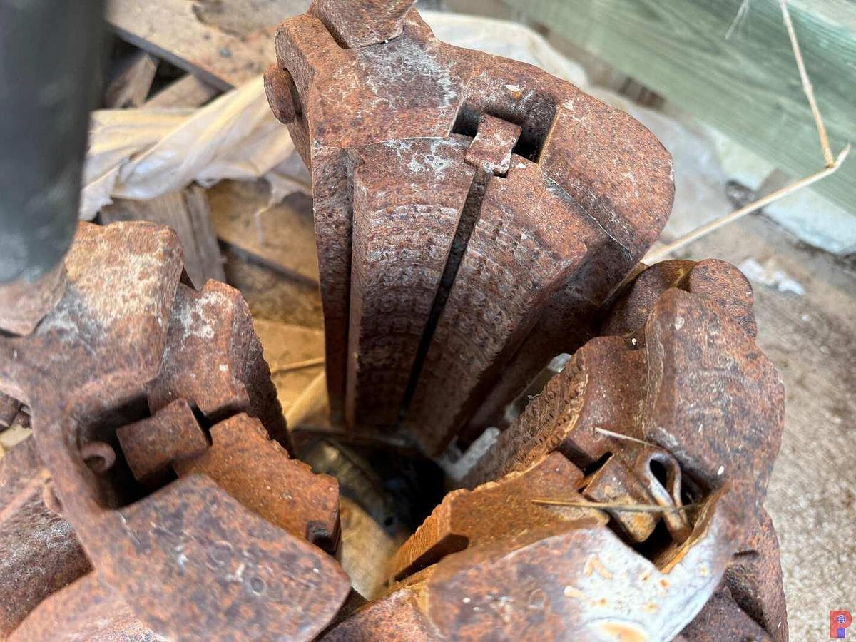 Used (2) PALLETS OF (7) 3-SEGMENT MANUAL SLIPS