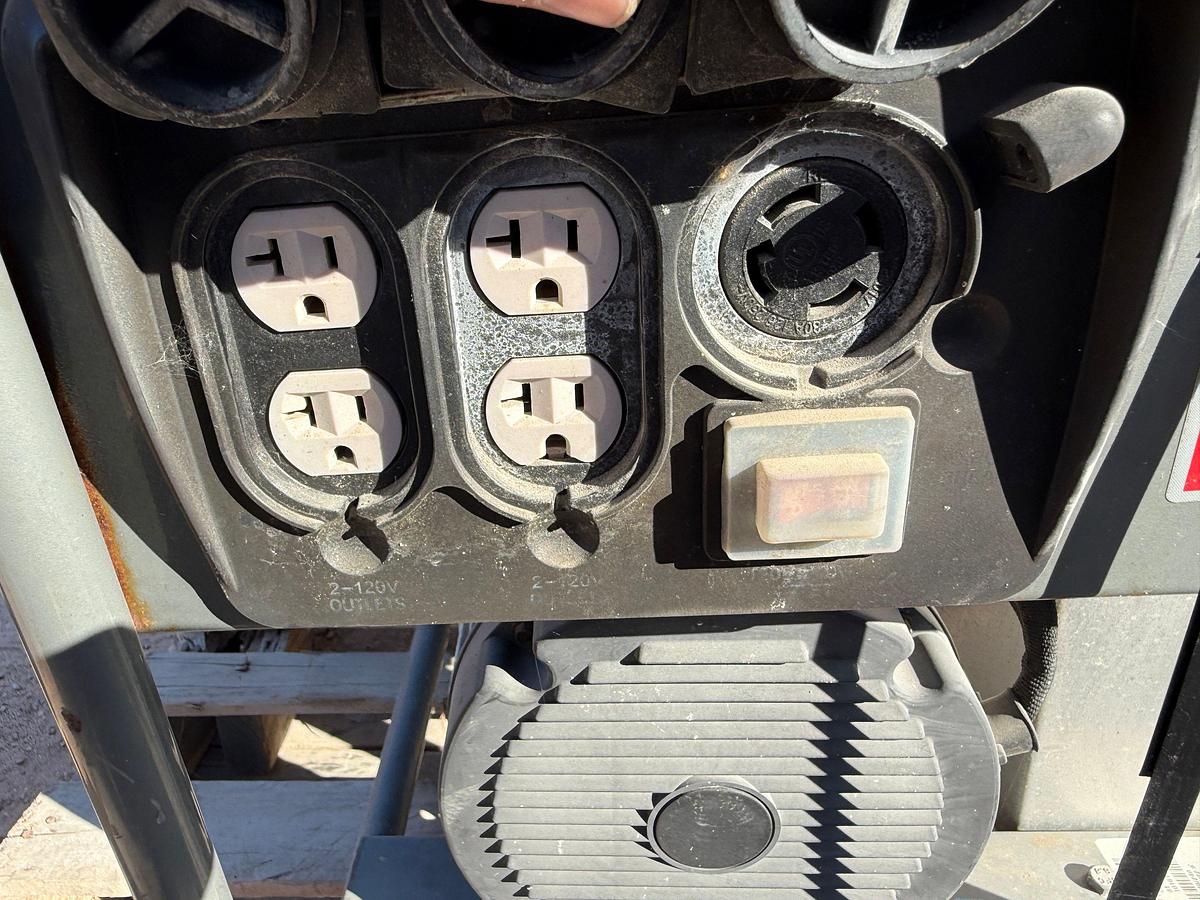 Used STORM RESPONDER MODEL 030430 / 5500 AC WATTS / 120/240-VOLTS P/B BRIGGS&STRATTON GAS ENGINE PORTABLE GENERATOR