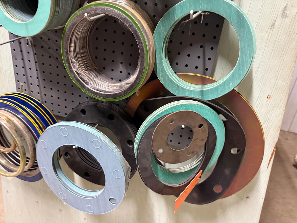 Used SECTION OF (120+) 1” THRU 8” VARIOUS TYPE FLANGE GASKETS