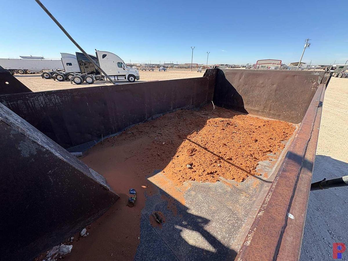 Used 2009 MACK PINNACLE T/A DAYCAB 15-YARD DUMP TRUCK