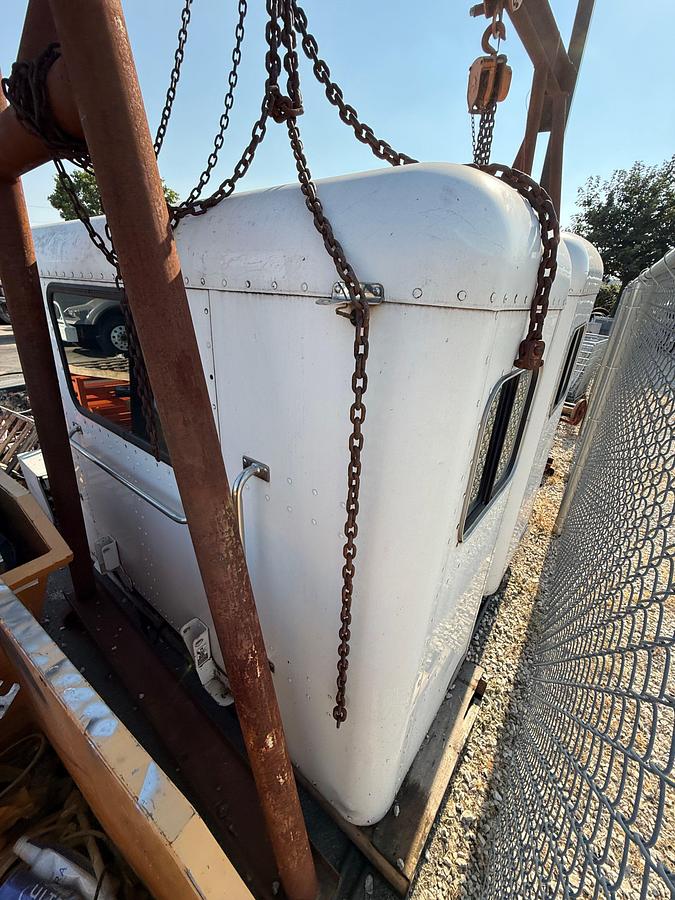 Used UNIBILT 36” SLEEPER FOR PETERBILT TRUCK
