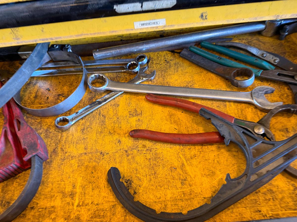 Used LOT OF (7) 2-TON TO 20-TON FLOOR JACKS, (1) 1-1/2 TON CHAIN HOIST, (2) DAYTONA WHEEL DOLLEYS, (6) 10-TON TO 22-TON JACK STANDS