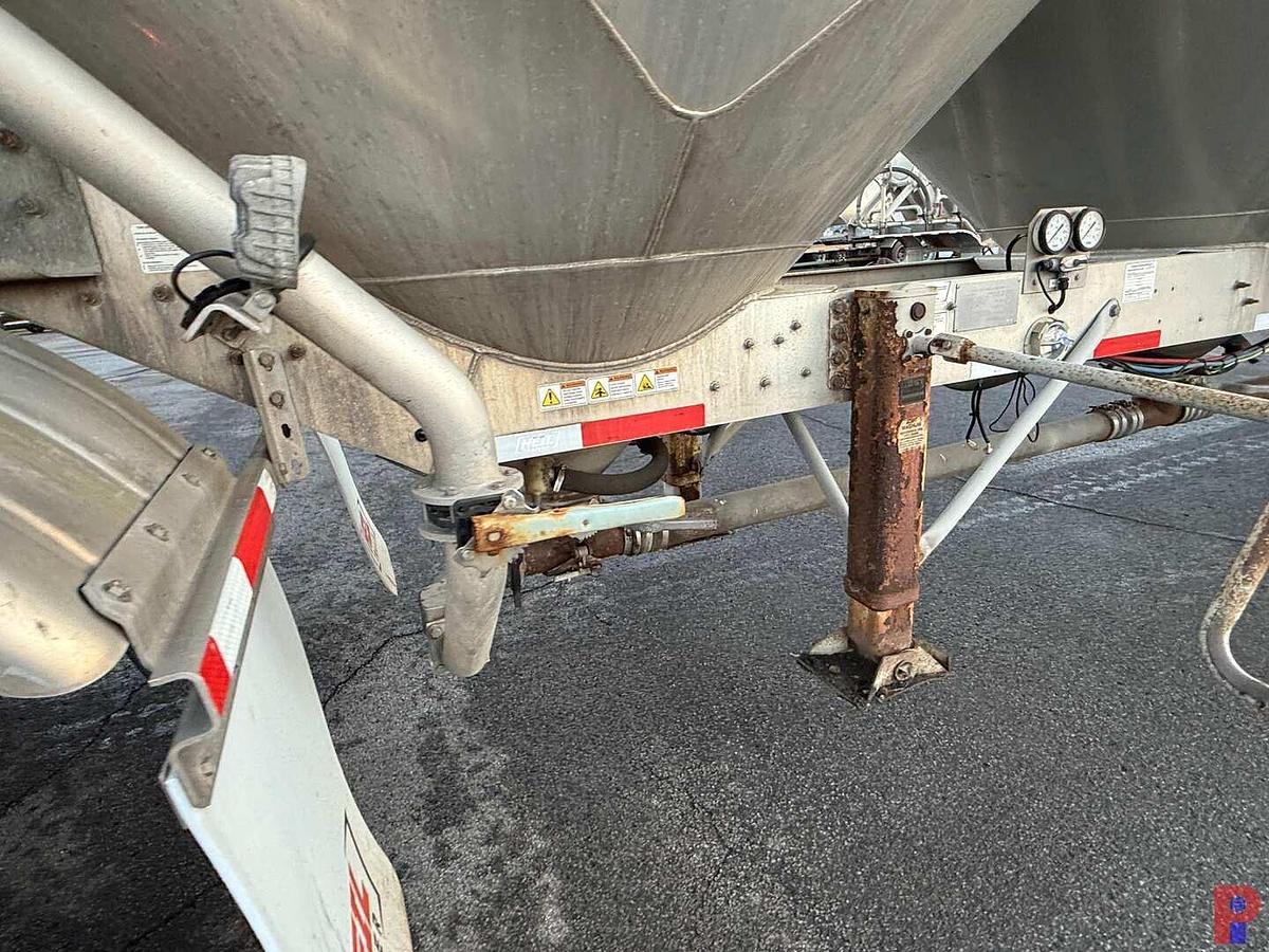 Used 2017 HEIL 1040 CU. FT T/A DRY BULK PNEUMATIC TRAILER