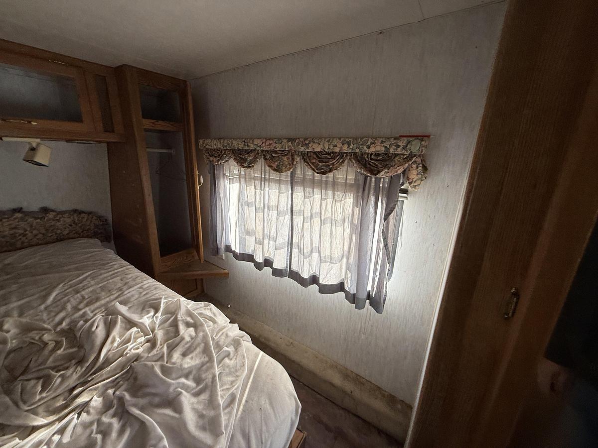 Used NUWA INDUSTRIES HITCHHICKER II 31’ T/A FIFTH WHEEL CAMPER TRAILER