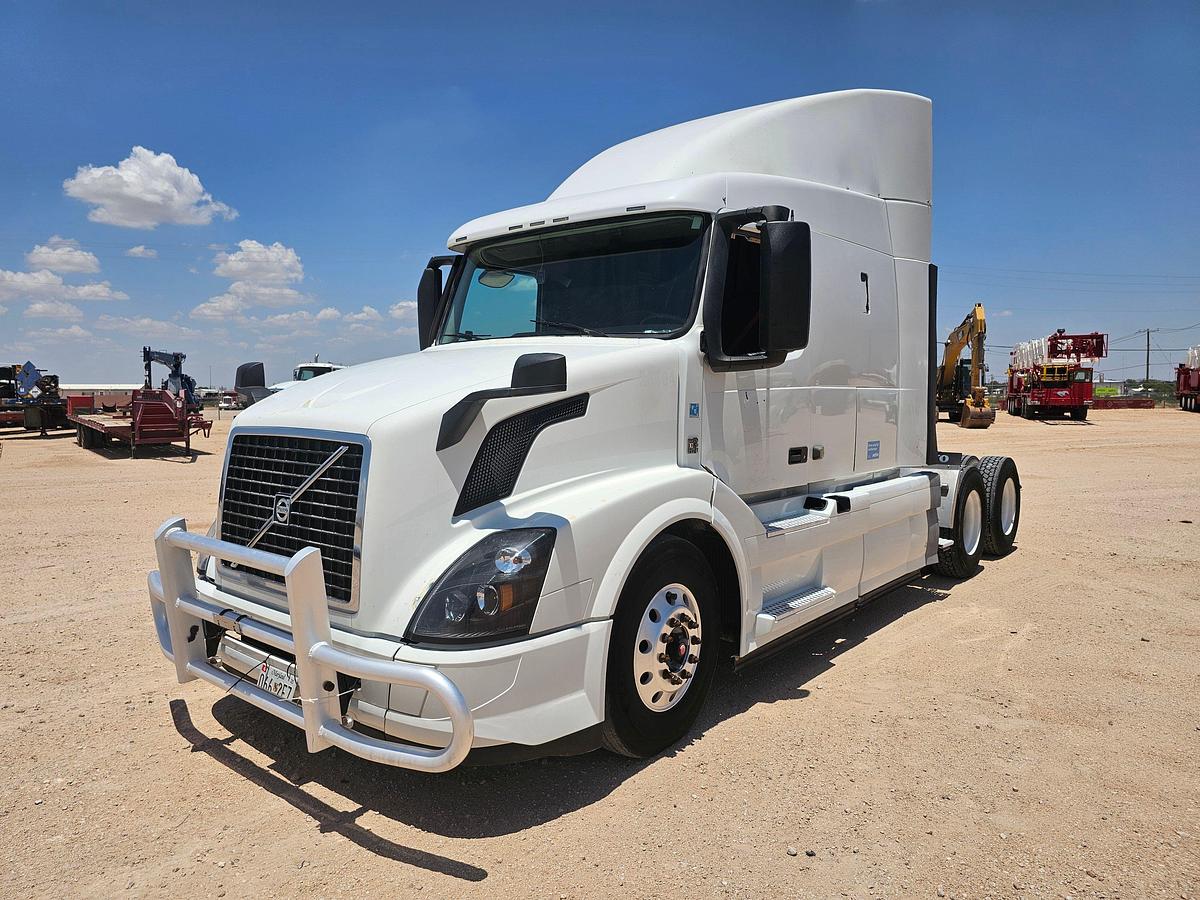Used 2017 Volvo T/A Sleeper Haul Truck