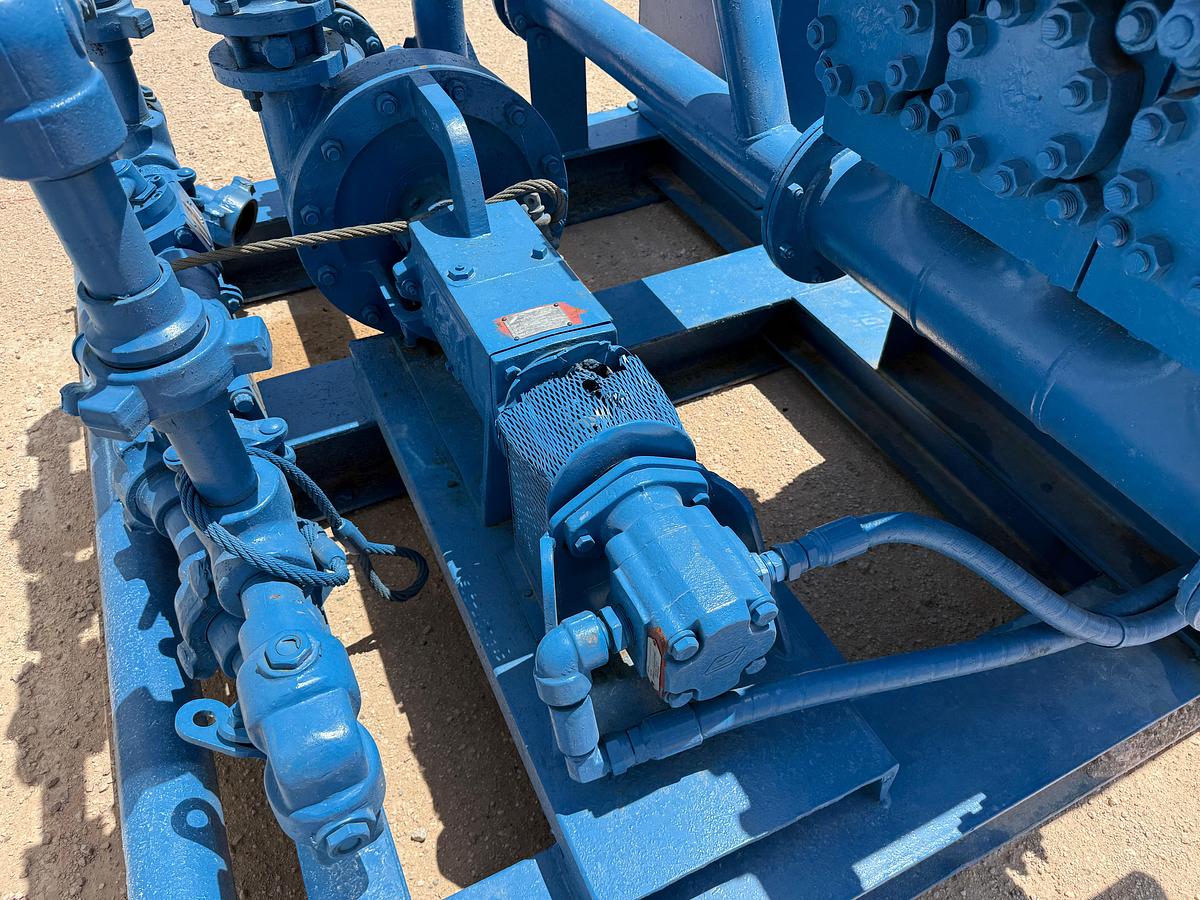 Used SMC T-165-5 5K WP TRIPLEX WELL SERVICE PUMP P/B CUMMINS 6-CYL TURBO DIESEL ENGINE SKIDDED