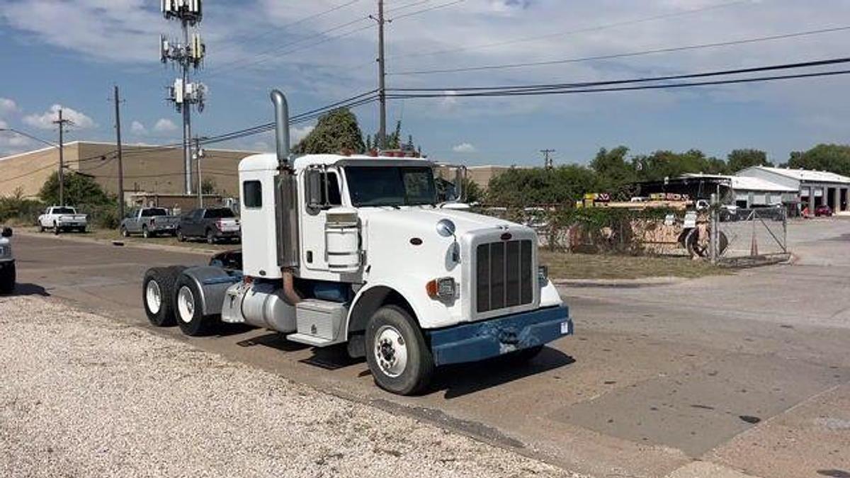 Used 2008 PETERBILT 367 T/A 36” SLEEPER TRUCK