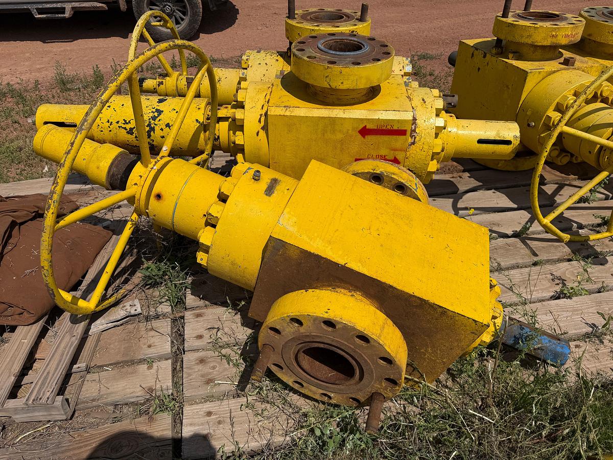 Used (3x$) (1) 7-1/16” 10M HYDRAULIC & (2) MANUAL FRAC VALVES