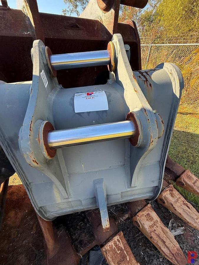 Used LUIGONG 28” 4-TOOTH EXCAVATOR BUCKET