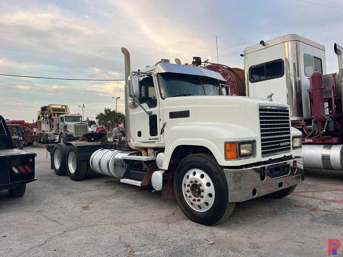 Used 2011 MACK PINNACLE T/A 60K HYD WINCH TRUCK