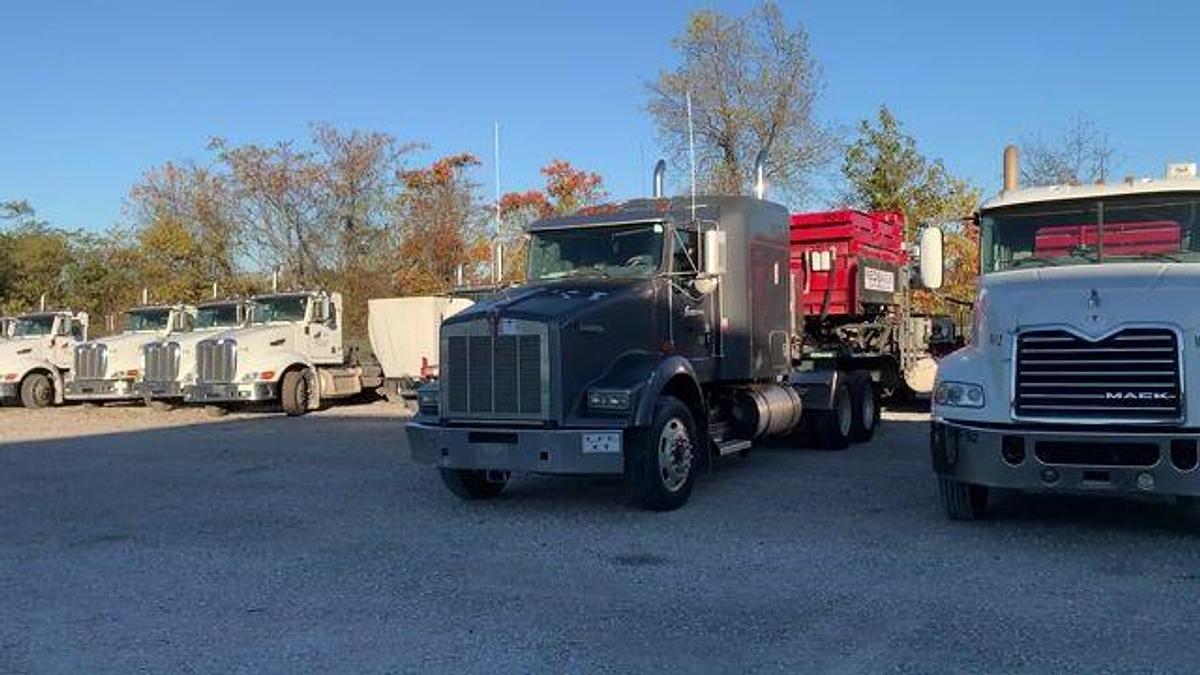 Used 2010 KENWORTH T800 T/A 60” SLEEPER TRUCK