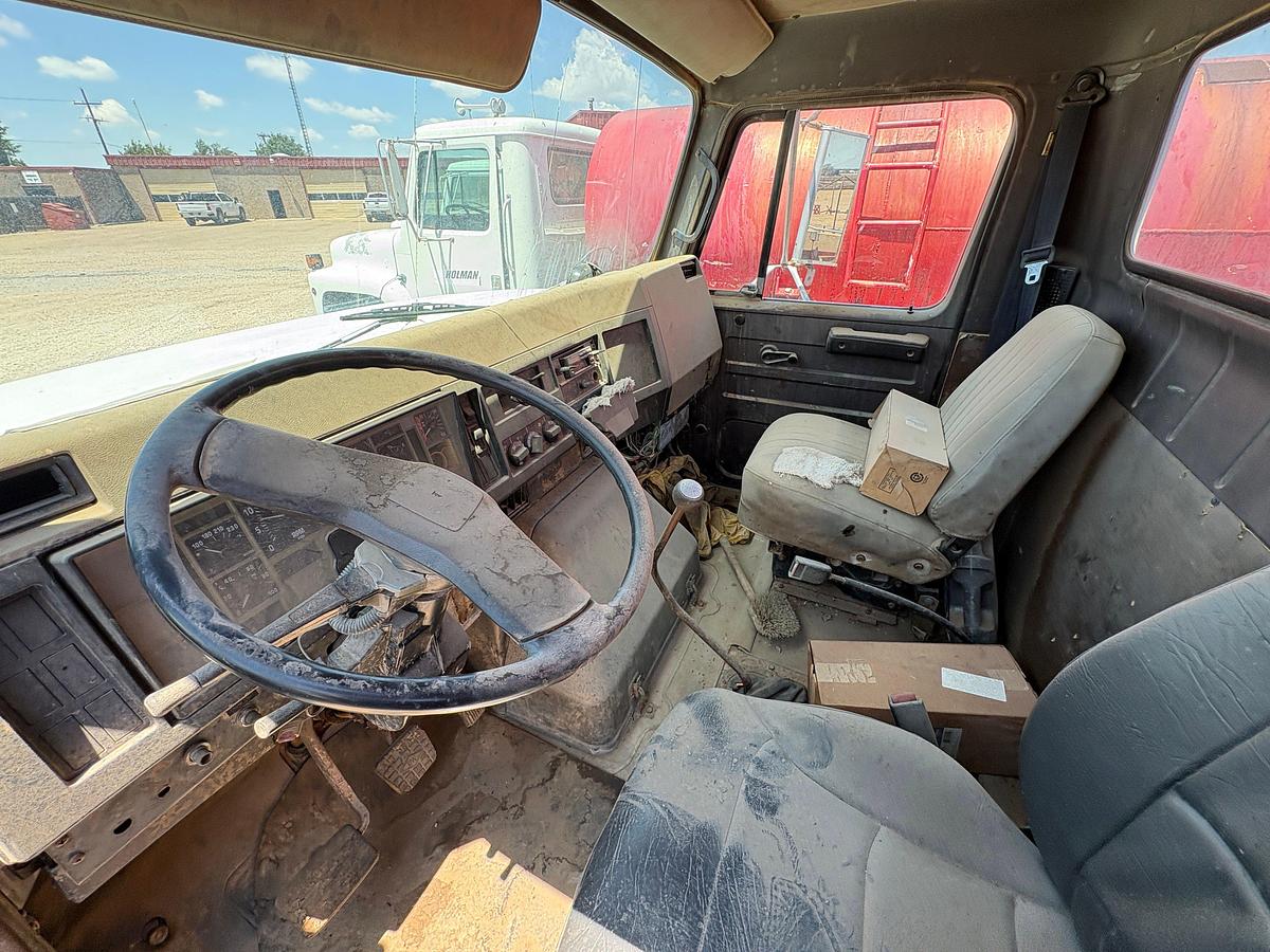 Used 1992 INTERNATIONAL 4900 S/A DAYCAB VACUUM TRUCK