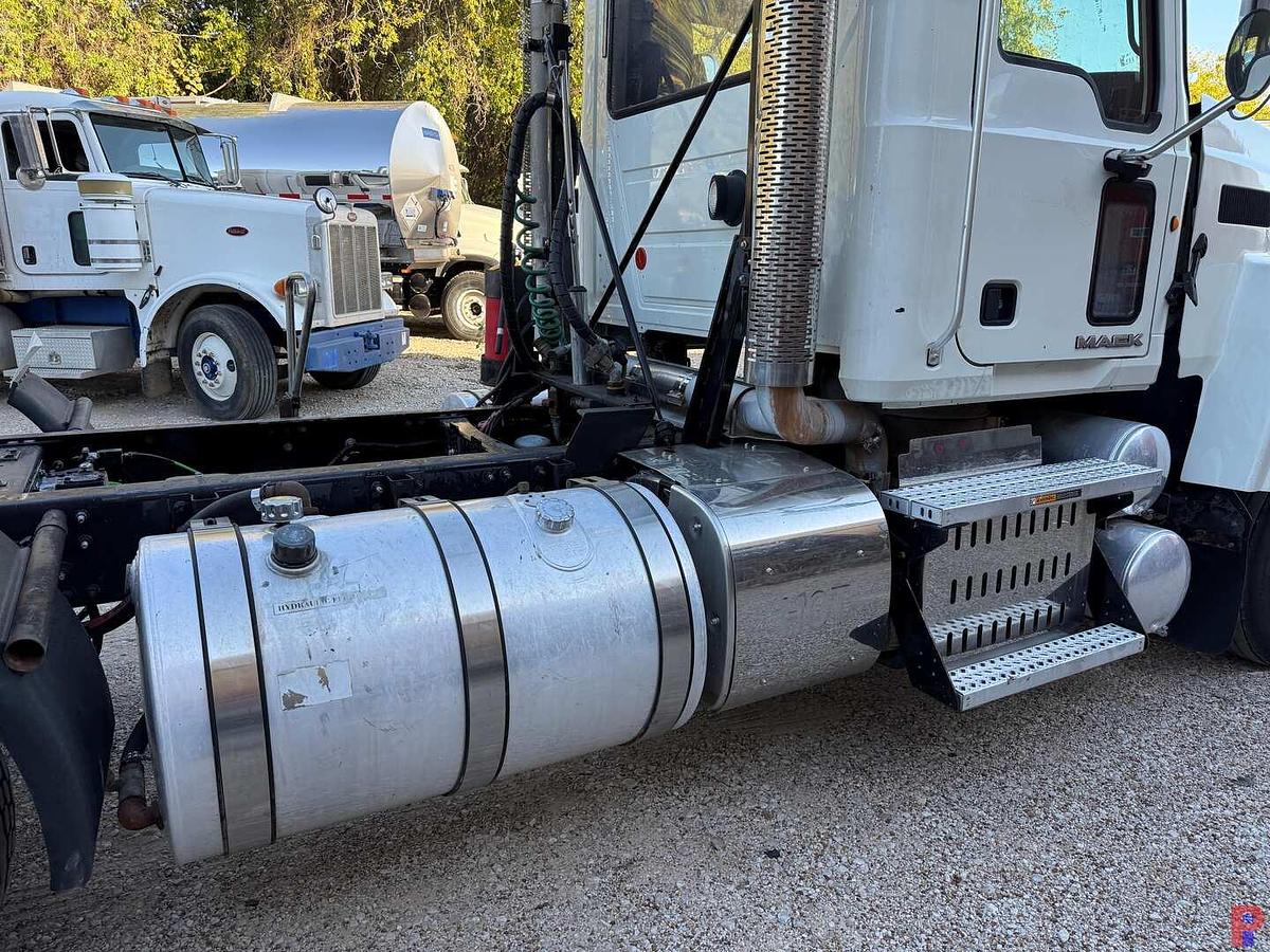 Used 2014 MACK CHU613 PINNACLE T/A DAY CAB TRUCK TRACTION