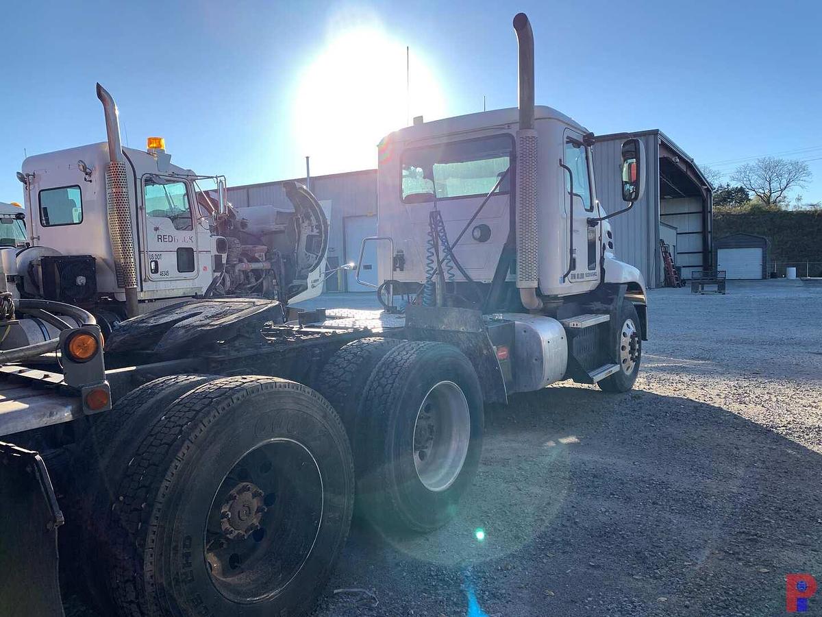 Used 2013 MACK PINNACLE DAY CAB TRUCK