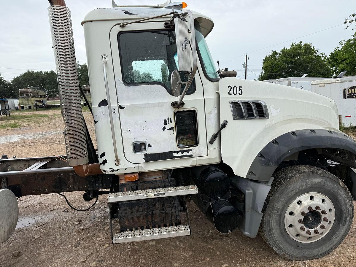 Used 2009 MACK GRANITE GU713 T/A CAB & CHASSIS (INOPERABLE)