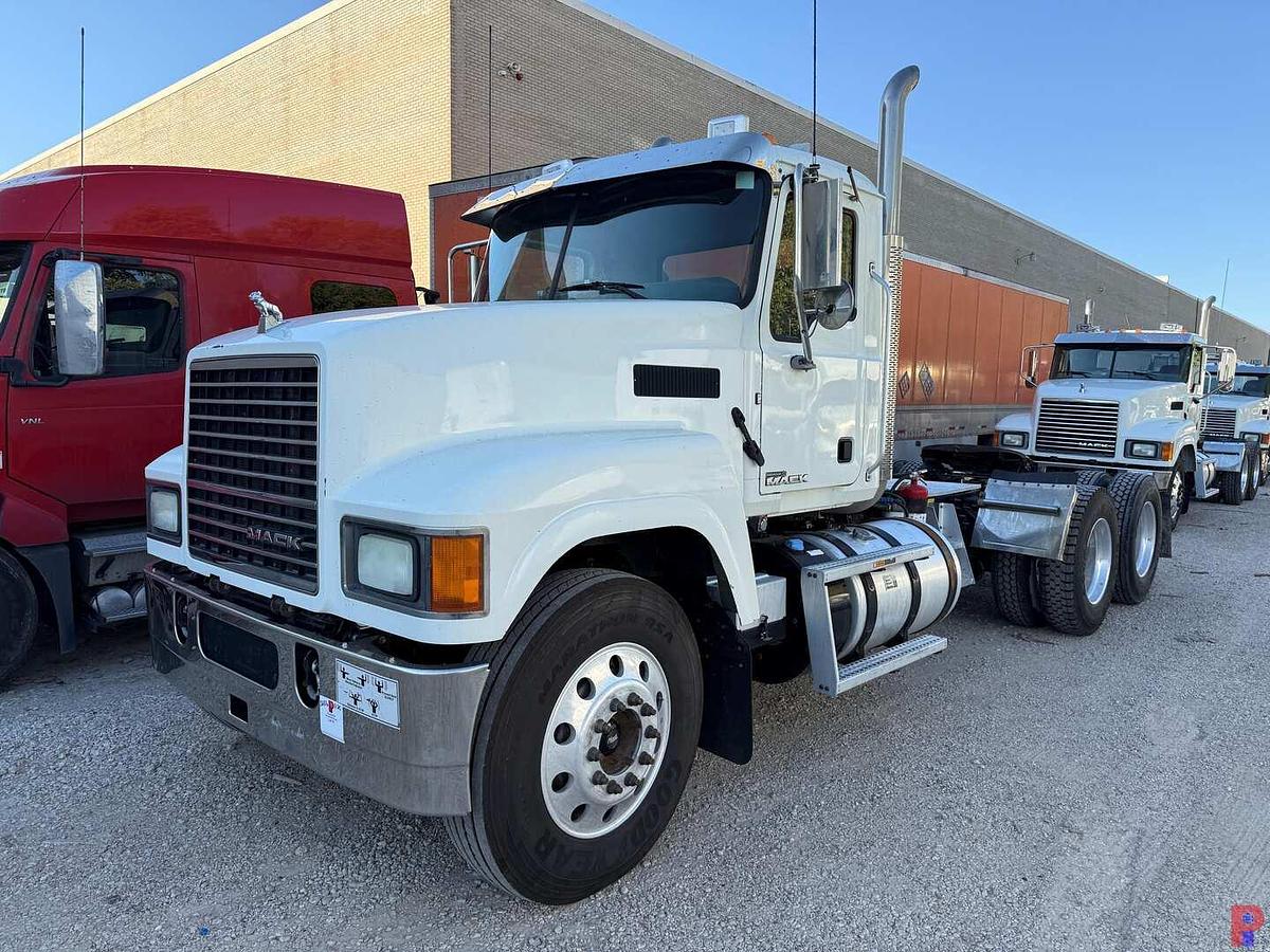 Used 2015 MACK CHU613 PINNACLE T/A DAY CAB TRUCK TRACTOR