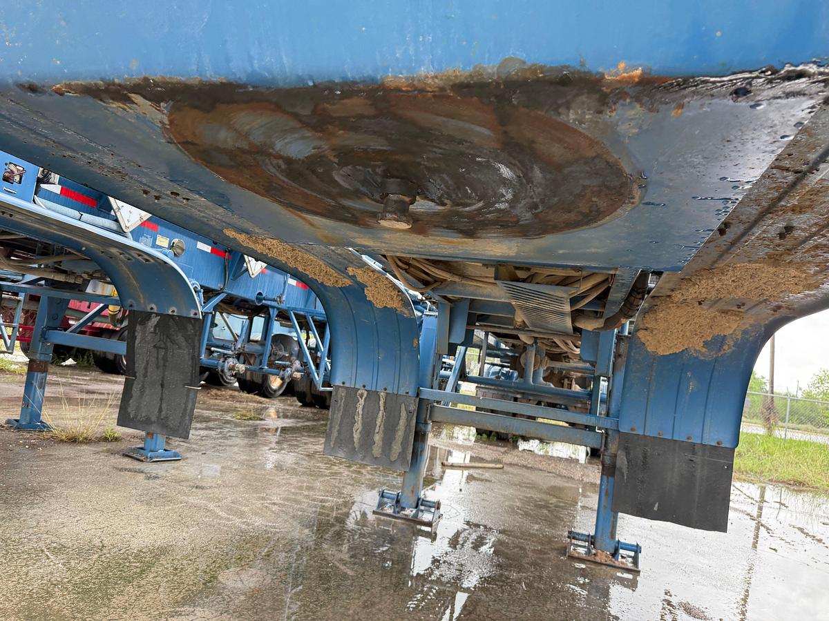 Used 2012 WILCO 4,100 GALLON W/ HYD AGITATORS T/A ACID TRANSPORT TRAILER