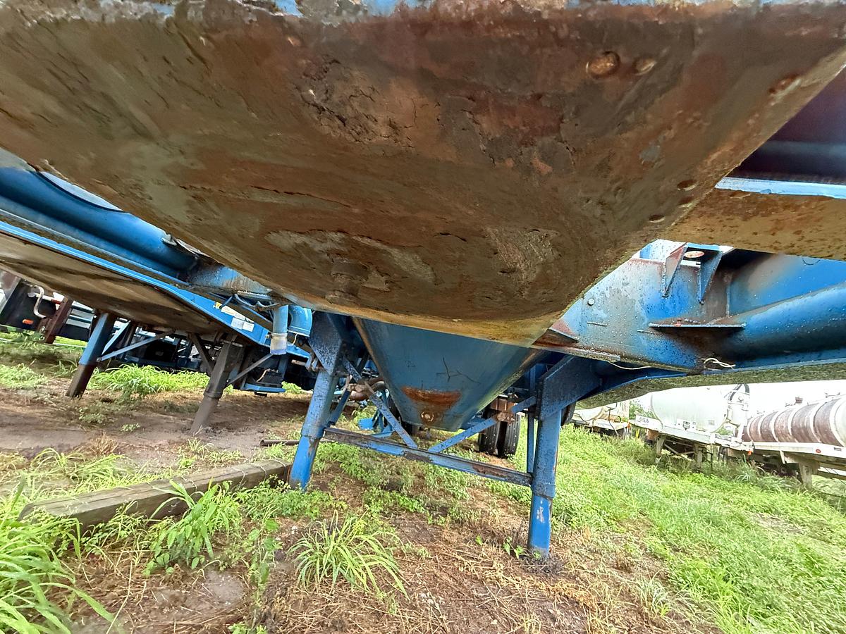 Used DBL POD 660 CF T/A BULK CEMENT TRAILER