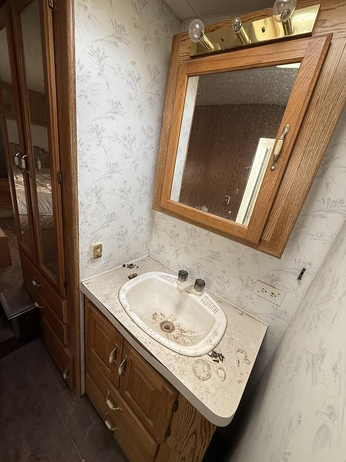 Used NUWA INDUSTRIES HITCHHICKER II 31’ T/A FIFTH WHEEL CAMPER TRAILER