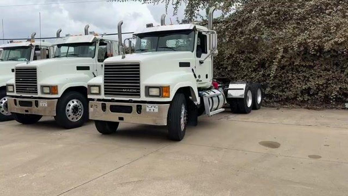 Used 2015 MACK CHU613 PINNACLE T/A DAY CAB TRUCK TRACTOR