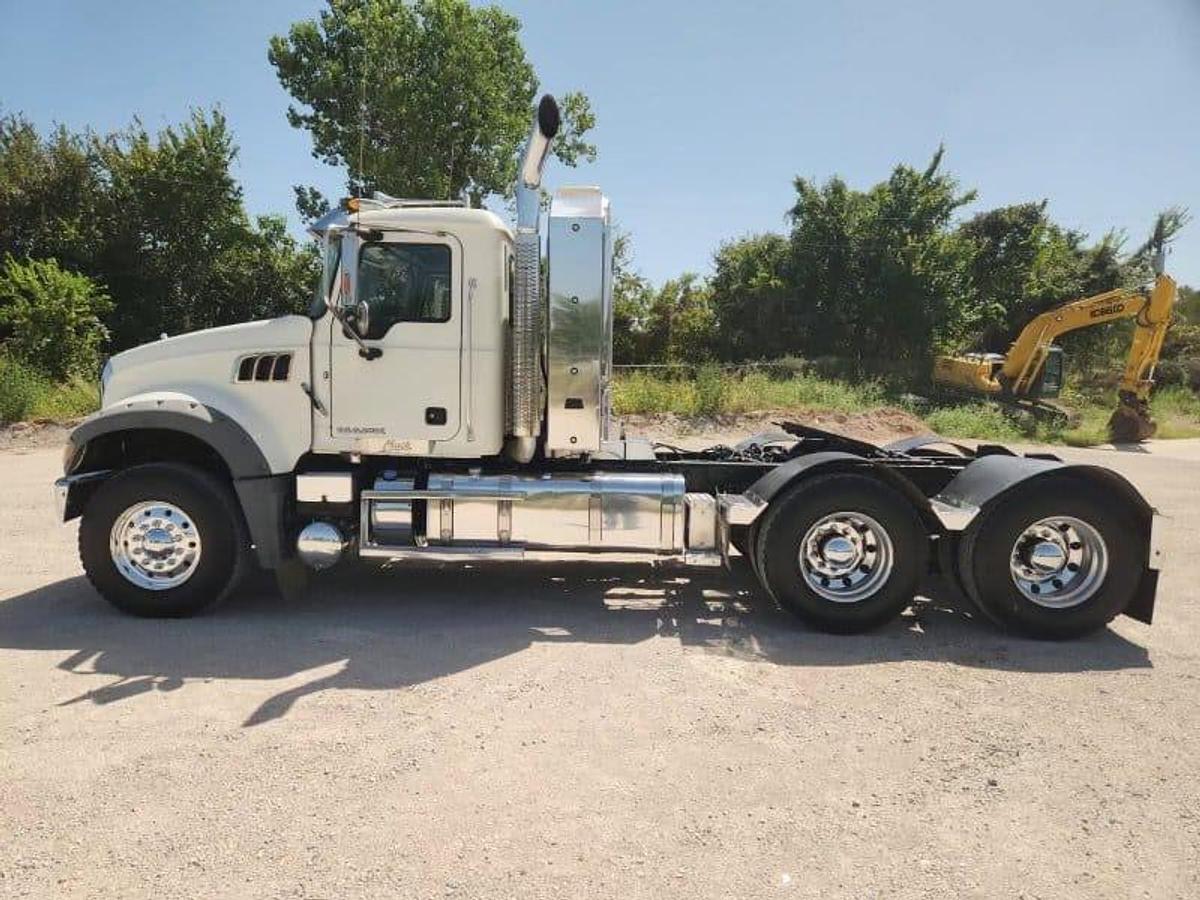 Used 2015 MACK GRANITE GU713 T/A DAYCAB HAUL TRUCK