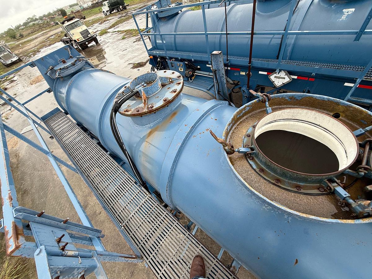 Used 2012 WILCO 4,100 GALLON W/ HYD AGITATORS T/A ACID TRANSPORT TRAILER