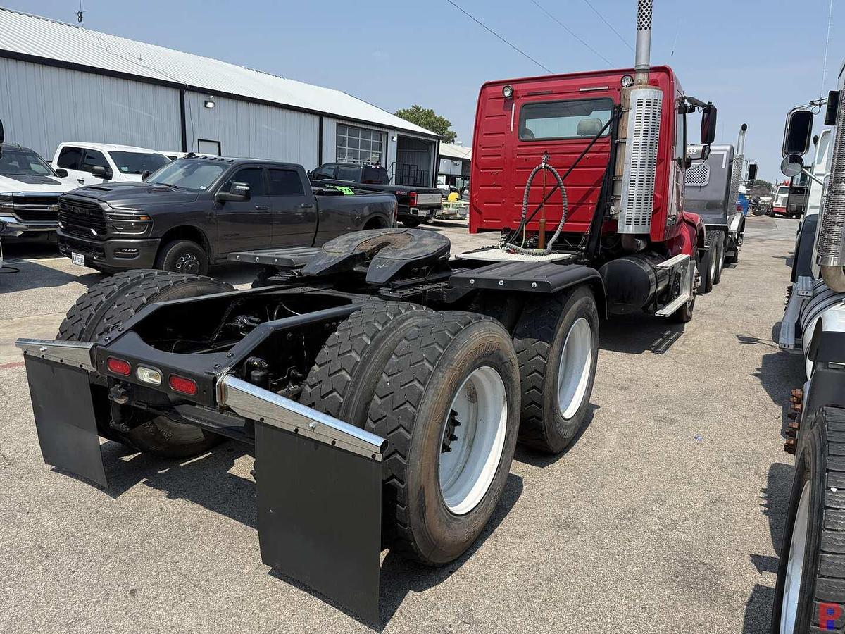 Used 2009 VOLVO VHD T/A DAY CAB TRUCK TRACTOR