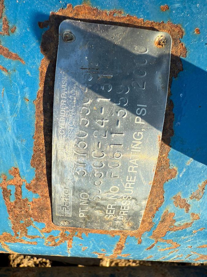 Used PALLET W/ (2) PARKER 3773033043 RAISING RAM HYD CYLINDERS & (2) TONG LIFT CYLINDERS