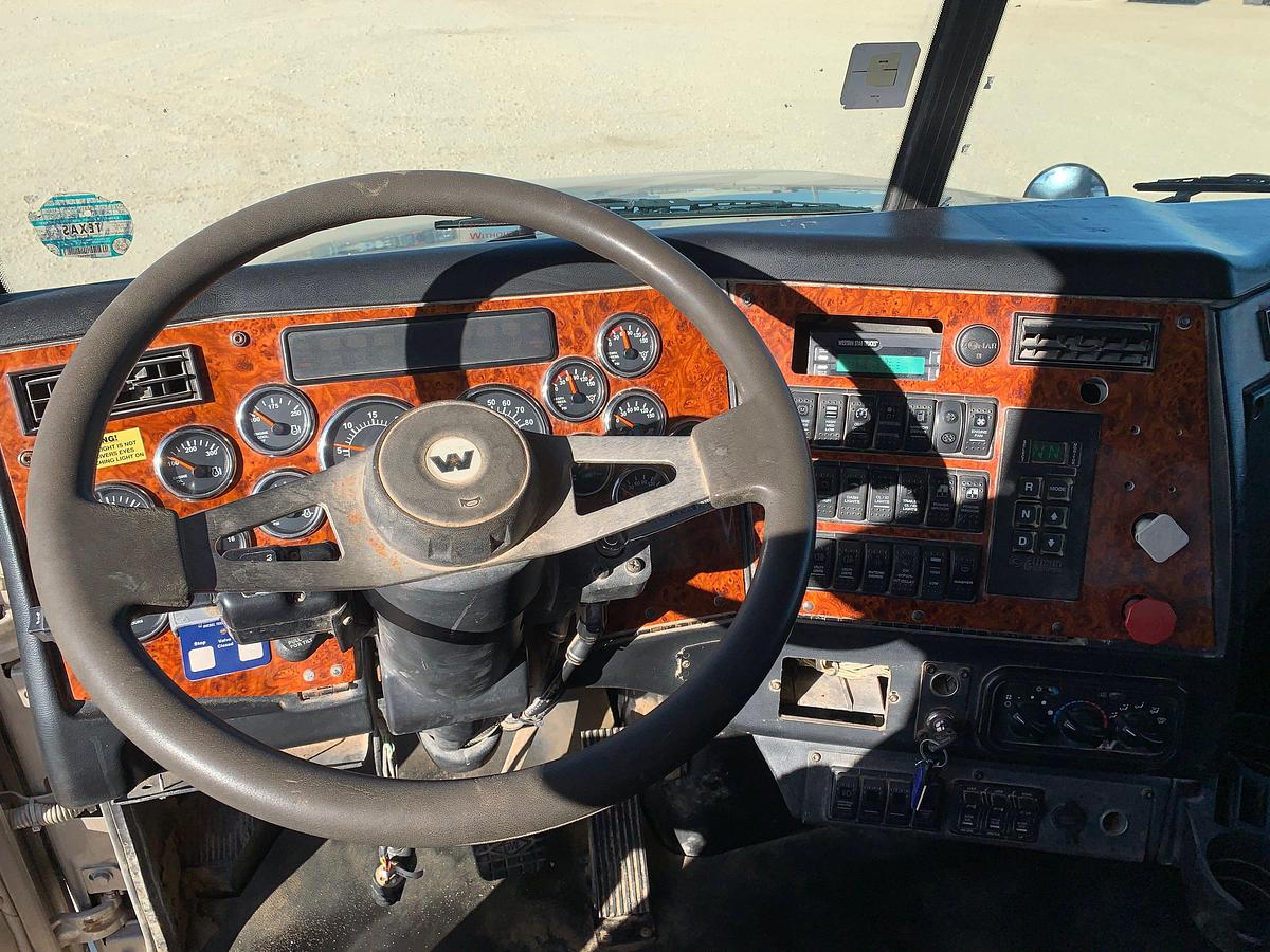 Used 2012 WESTERN STAR 4900 SB T/A 24" Sleeper Truck